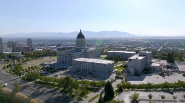 Salt Lake City, Utah, ABD 'deki güzel Capitol. Salt Lake City Capitol Binası 'nın 4k içerisindeki hava görüntüsü..