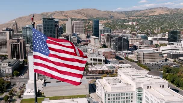 Patriotická Anténa Pulzující Vlajky Spojených Států Amerických Lichotící Moderní Stavbou — Stock video