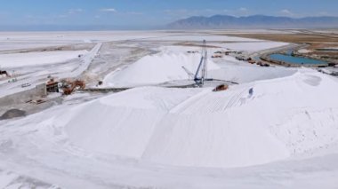 Deniz tuzu üretimi. Tuzun tedavisi için bir makine. Tuz fabrikasının ekipmanları. SaltLake şehri yakınlarındaki tuz işleme fabrikası..
