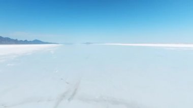 Salt Lake City 'nin havadan görünüşü Utah Bonneville Tuz Düzlükleri. Bonneville Tuz Gölleri üzerindeki mavi gökyüzünün güzel bir yansıması. Tatil, tatil, ufku olan özgürlük sahnesi.