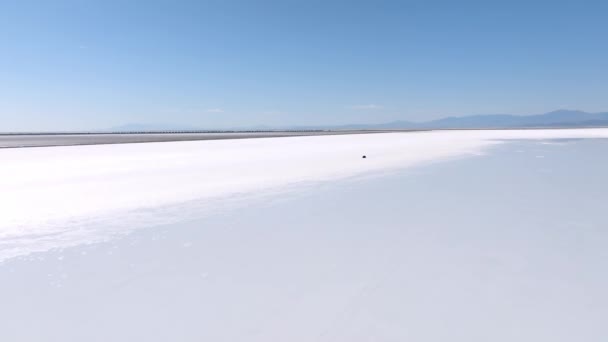 ソルトレイクシティユタ州ボンネビル塩フラットの空中ビュー Bonneville塩湖の上の青い空の美しい鏡の反射 地平線と自由のシーン — ストック動画