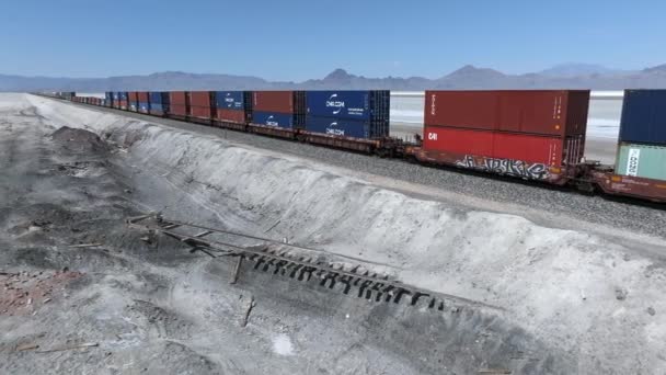Luftaufnahme Eines Güterzuges Der Durch Die Salzwüste Den Usa Fährt — Stockvideo