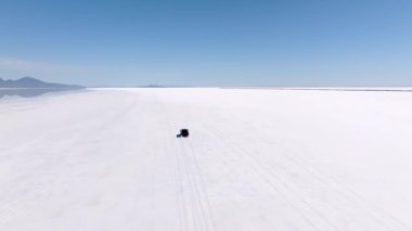 Bonneville Salt Flats International Raceway, Utah, Amerika Birleşik Devletleri 'nin beyaz çöllerinde 4K' lık arazi aracı görüntüsü.