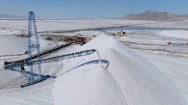 Deniz tuzu üretimi. Tuzun tedavisi için bir makine. Tuz fabrikasının ekipmanları. SaltLake şehri yakınlarındaki tuz işleme fabrikası..