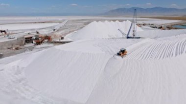 Deniz tuzu üretimi. Tuzun tedavisi için bir makine. Tuz fabrikasının ekipmanları. SaltLake şehri yakınlarındaki tuz işleme fabrikası..