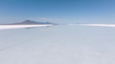 Salt Lake City 'nin havadan görünüşü Utah Bonneville Tuz Düzlükleri. Bonneville Tuz Gölleri üzerindeki mavi gökyüzünün güzel bir yansıması. Tatil, tatil, ufku olan özgürlük sahnesi.