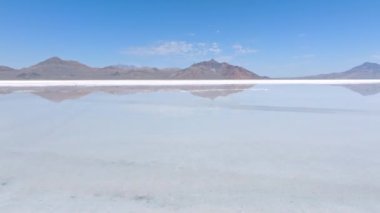 Salt Lake City 'nin havadan görünüşü Utah Bonneville Tuz Düzlükleri. Bonneville Tuz Gölleri üzerindeki mavi gökyüzünün güzel bir yansıması. Tatil, tatil, ufku olan özgürlük sahnesi.
