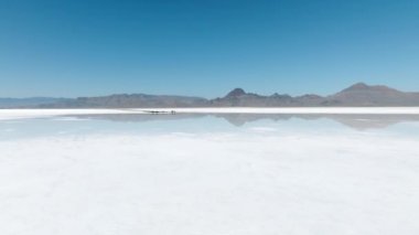 Salt Lake City 'nin havadan görünüşü Utah Bonneville Tuz Düzlükleri. Bonneville Tuz Gölleri üzerindeki mavi gökyüzünün güzel bir yansıması. Tatil, tatil, ufku olan özgürlük sahnesi.