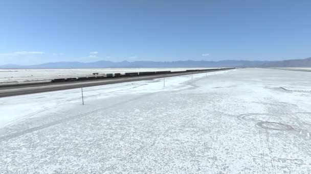 Letecký Záběr Nákladního Vlaku Projíždějícího Pouští Slaných Jezer Usa — Stock video