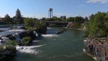 Şelalenin Idaho Şelalesi 'ndeki hava videosu, ABD kimlik kodu. Idaho Şelalesi 'nde büyük, düz bir şelale..