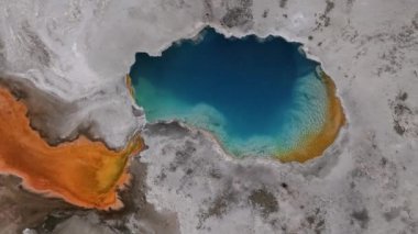 Yellowstone Ulusal Parkı 'ndaki koyu yeşil gayzer havuzunun havadan çekilmiş videosu. Yellowstone Ulusal Parkı 'ndaki renkli Norris Gayzer Havzası manzaralı