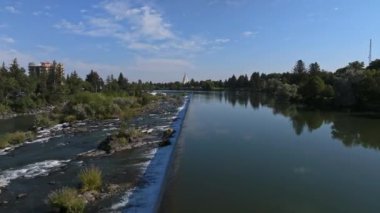 Şelalenin Idaho Şelalesi 'ndeki hava videosu, ABD kimlik kodu. Idaho Şelalesi 'nde büyük, düz bir şelale..