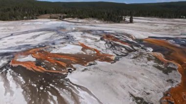 Yellowstone Ulusal Parkı 'ndaki koyu yeşil gayzer havuzunun havadan çekilmiş videosu. Yellowstone Ulusal Parkı 'ndaki renkli Norris Gayzer Havzası manzaralı