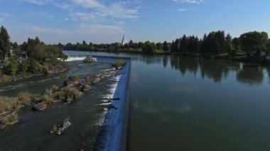 Şelalenin Idaho Şelalesi 'ndeki hava videosu, ABD kimlik kodu. Idaho Şelalesi 'nde büyük, düz bir şelale..
