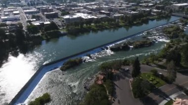 Şelalenin Idaho Şelalesi 'ndeki hava videosu, ABD kimlik kodu. Idaho Şelalesi 'nde büyük, düz bir şelale..