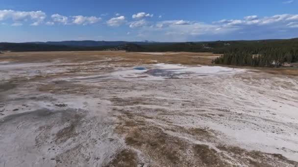 Letecké Video Tmavozeleným Bazénem Gejzírů Yellowstonském Národním Parku Scénický Pohled — Stock video