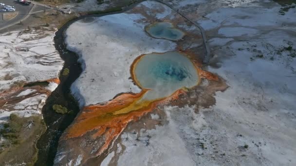Filmik Głębokiego Zielonego Niebieskiego Gejzera Parku Narodowym Yellowstone Widok Kolorowy — Wideo stockowe