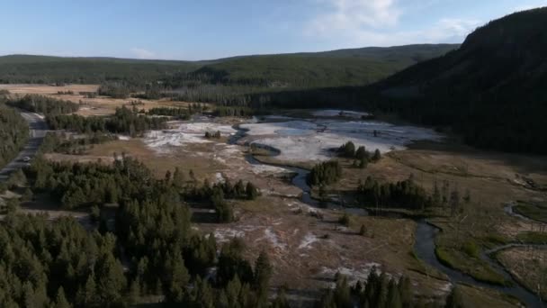 Vídeo Aéreo Piscina Géiseres Color Verde Oscuro Parque Nacional Yellowstone — Vídeo de stock