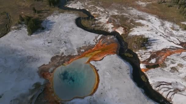 Εναέρια Βίντεο Της Βαθυπράσινης Μπλε Πισίνας Στο Εθνικό Πάρκο Γιέλοουστοουν — Αρχείο Βίντεο