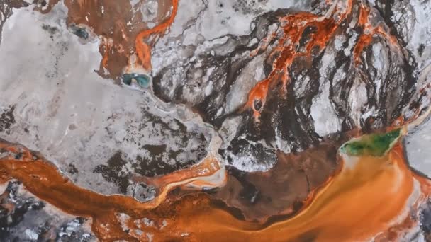 イエローストーン国立公園の深い緑の間欠泉プールの空中ビデオ イエローストーン国立公園のカラフルなノリス ガイザー盆地の景色 — ストック動画