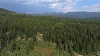 ABD 'nin Wyoming şehrinde bulutlarla dolu güzel bir yaz gününde Grand Teton Ulusal Parkı tepeleri, manzarası ve Yılan Nehri panoramik hava manzarası. Teton 'da büyülü doğa.