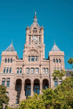 Salt Lake City ve County binasının alçak açılı görüntüsü. Arka planda açık mavi gökyüzü olan tarihi hükümet simgesi. Güneşli bir günde ünlü turist eğlencesi.