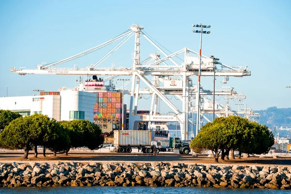 San Francisco Usa Loaded Trucks Moving Container Cranes Bay Area — Stock Photo, Image