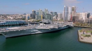 Tarihi uçak gemisi USS Midway 'in San Diego Körfezi, Kaliforniya' daki hava görüntüleri.