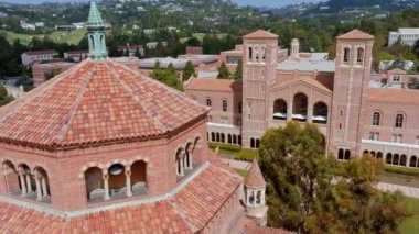 UCLA kampüsündeki Royce Hall 'un hava görüntüsü. Royce Hall, UCLA Westwood kampüsündeki dört orijinal binadan biridir. UCLA 'nın havadan 4k videosu..