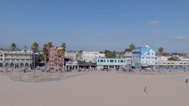 Venice Beach, CA 'deki kıyı şeridinin hava görüntüsü. Venice Beach, ABD 'de Ocean Front Walk of Venice.