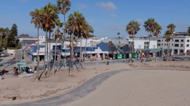Venice Beach, CA 'deki kıyı şeridinin hava görüntüsü. Venice Beach, ABD 'de Ocean Front Walk of Venice.