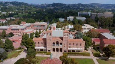 UCLA kampüsündeki Royce Hall 'un hava görüntüsü. Royce Hall, UCLA Westwood kampüsündeki dört orijinal binadan biridir. UCLA 'nın havadan 4k videosu..