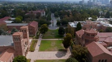 UCLA kampüsündeki Royce Hall 'un hava görüntüsü. Royce Hall, UCLA Westwood kampüsündeki dört orijinal binadan biridir. UCLA 'nın havadan 4k videosu..