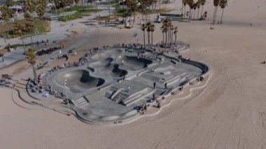 Venice plaj kaykay parkı, Los Angeles, ABD. Los Angeles, ABD 'deki paten parkının hava görüntüsü.. 
