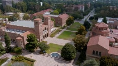 UCLA kampüsündeki Royce Hall 'un hava görüntüsü. Royce Hall, UCLA Westwood kampüsündeki dört orijinal binadan biridir. UCLA 'nın havadan 4k videosu..