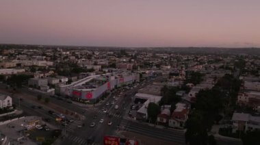 Arka planda palmiye ağacı ve şehir merkezi olan Los Angeles sıcak gün batımı manzarası. Kaliforniya, ABD teması - arka plan. Sanat videosu