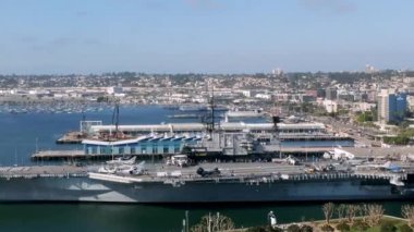 Tarihi uçak gemisi USS Midway 'in San Diego Körfezi, Kaliforniya' daki hava görüntüleri.
