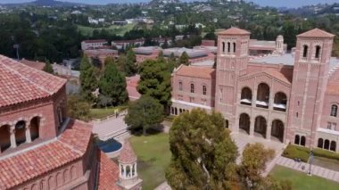UCLA kampüsündeki Royce Hall 'un hava görüntüsü. Royce Hall, UCLA Westwood kampüsündeki dört orijinal binadan biridir. UCLA 'nın havadan 4k videosu..