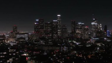 Geceleri Los Angeles şehir merkezindeki binalar. Los Angeles, ABD 'deki gece şehrinin havadan görüntüsü.