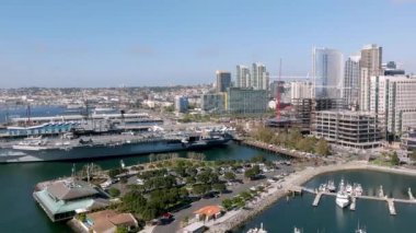 Tarihi uçak gemisi USS Midway 'in San Diego Körfezi, Kaliforniya' daki hava görüntüleri.