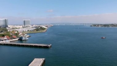 San Diego marinasının rıhtımlı yatları ve şehir manzaralı havacılık panoraması. Güzel San Diego yukarıdan.