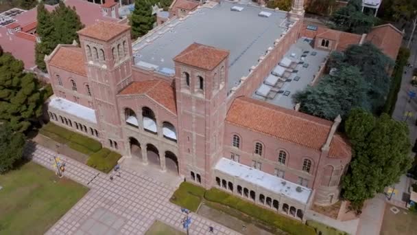 美国加州大学洛杉矶分校校区的罗伊斯大厅的空中景观 罗伊斯大厅 Royce Hall 是加州大学洛杉矶分校韦斯特伍德分校 Uclas Westwood Campus 的四座原始建筑之一 美国加州大学洛杉矶分校的空中4K视频 — 图库视频影像