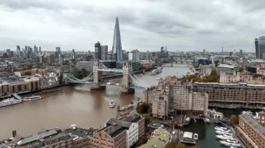 Londra üzerindeki Tower Köprüsü 'nün gökdelen ve Thames Nehri yakınlarındaki havadan 4k manzaralı manzarası. Londra Hızlandırılmış Zaman Hızlandırması