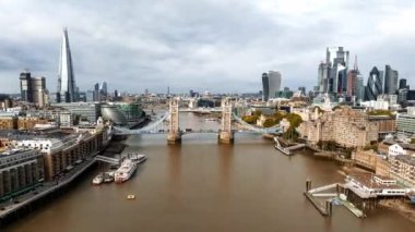 Londra üzerindeki Tower Köprüsü 'nün gökdelen ve Thames Nehri yakınlarındaki havadan 4k manzaralı manzarası. Londra Hızlandırılmış Zaman Hızlandırması
