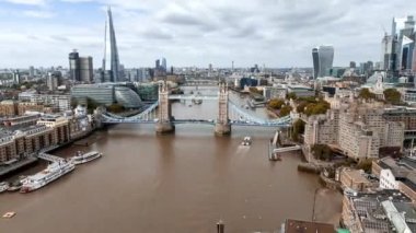 Londra üzerindeki Tower Köprüsü 'nün gökdelen ve Thames Nehri yakınlarındaki havadan 4k manzaralı manzarası. Londra Hızlandırılmış Zaman Hızlandırması