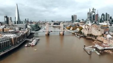 Londra üzerindeki Tower Köprüsü 'nün gökdelen ve Thames Nehri yakınlarındaki havadan 4k manzaralı manzarası. Londra Hızlandırılmış Zaman Hızlandırması