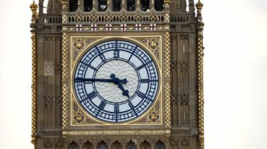 Big Ben 'in zaman aşımı videosunu kapat. Elizabeth Tower 'ın saat yüzü Westminster, Londra, İngiltere' de. Zamanda hareket eden ok.