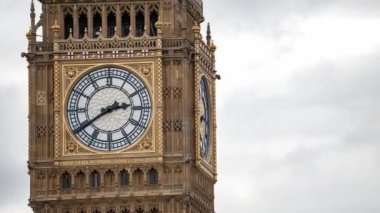 Big Ben 'in zaman aşımı videosunu kapat. Elizabeth Tower 'ın saat yüzü Westminster, Londra, İngiltere' de. Zamanda hareket eden ok.