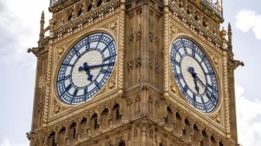 Big Ben 'in zaman aşımı videosunu kapat. Elizabeth Tower 'ın saat yüzü Westminster, Londra, İngiltere' de. Zamanda hareket eden ok.