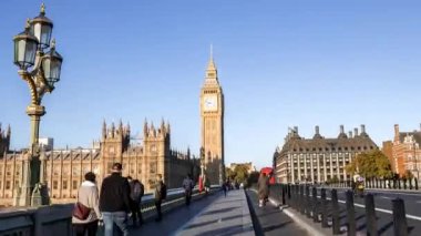 Güneşli bir sabahta güzel Big Ben Hyperlapse Londra manzarası. Londra 'nın merkezi - Büyük Ben ve Westminster Abby. 